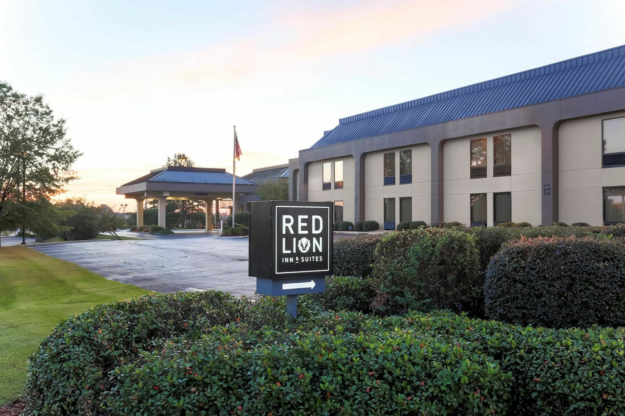 Red Lion Inn & Suites Hattiesburg Exterior photo